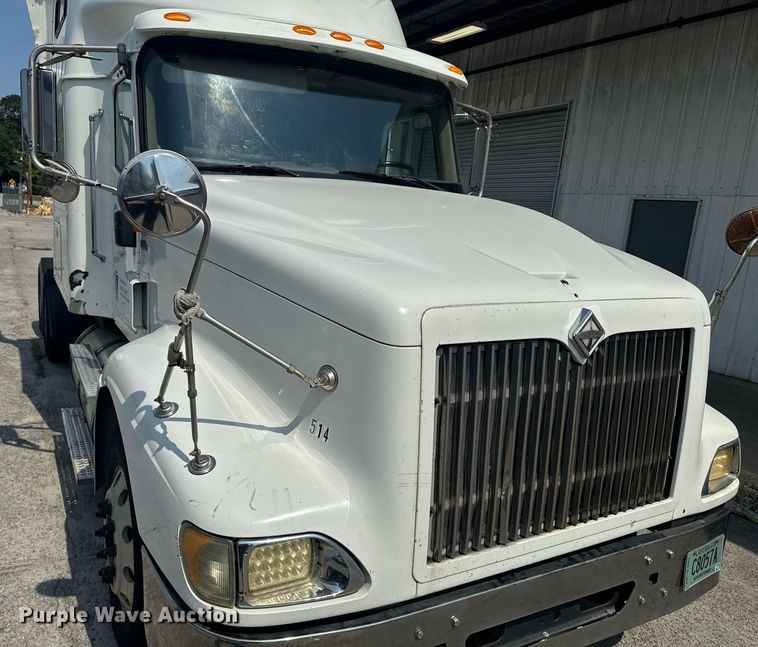 image for item DW1988 2007 International 9400I semi truck