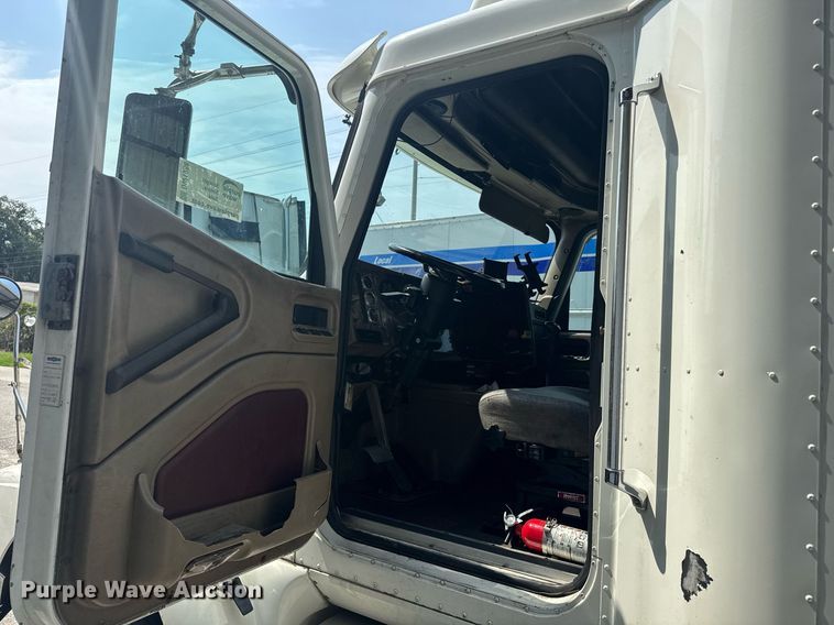 image for item DW1988 2007 International 9400I semi truck