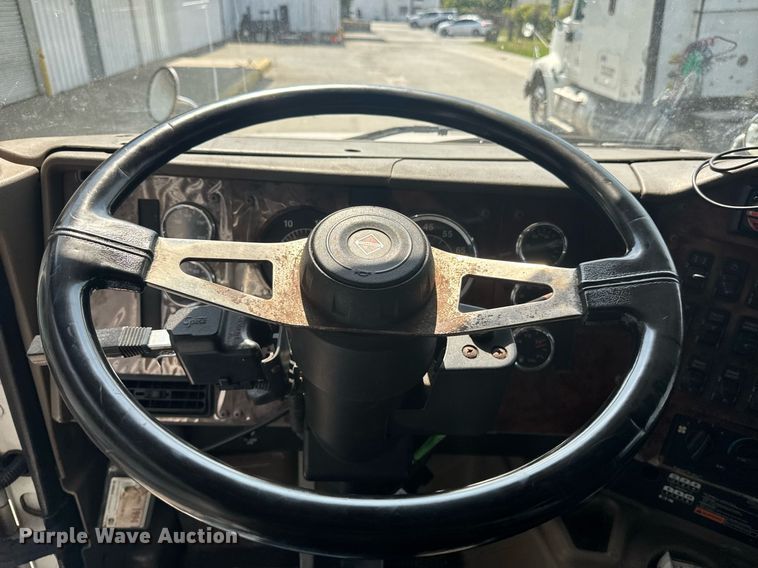 image for item DW1988 2007 International 9400I semi truck