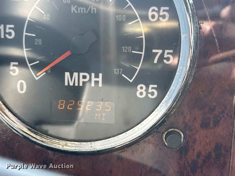 image for item DW1988 2007 International 9400I semi truck