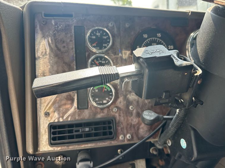 image for item DW1988 2007 International 9400I semi truck