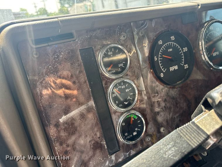 image for item DW1988 2007 International 9400I semi truck