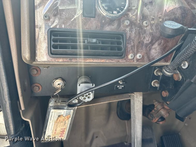 image for item DW1988 2007 International 9400I semi truck