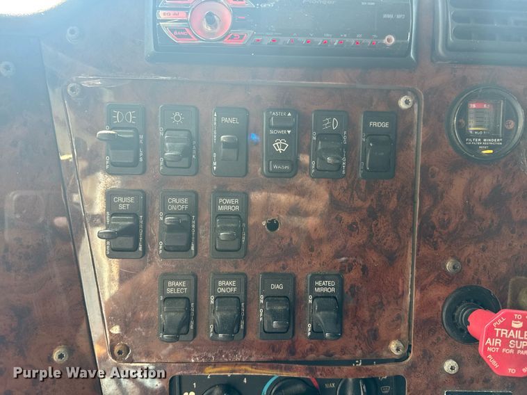 image for item DW1988 2007 International 9400I semi truck