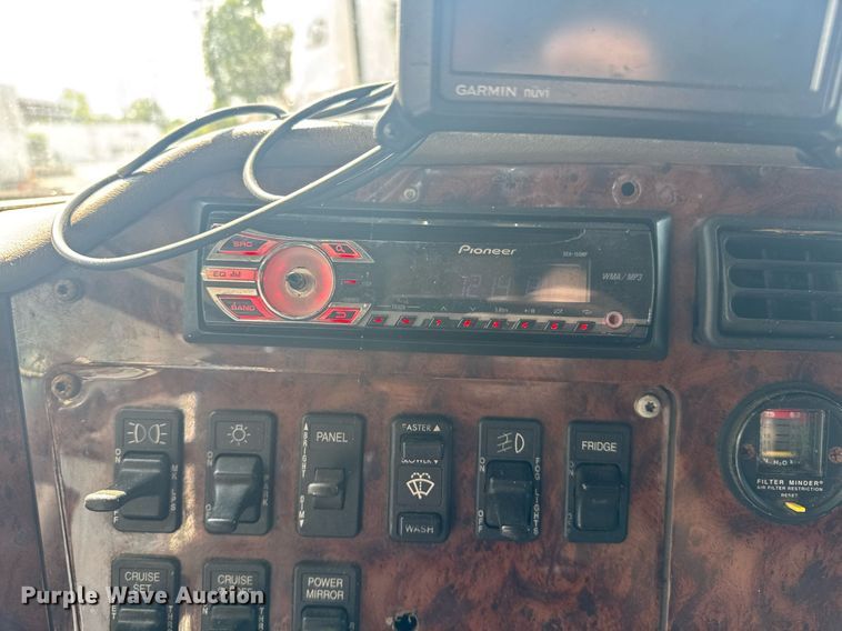 image for item DW1988 2007 International 9400I semi truck