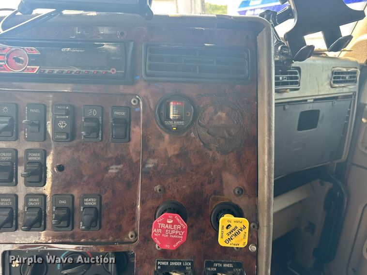 image for item DW1988 2007 International 9400I semi truck