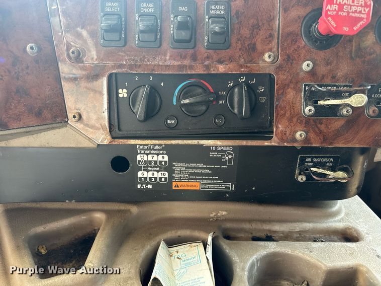 image for item DW1988 2007 International 9400I semi truck