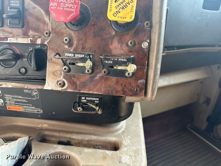 image for item DW1988 2007 International 9400I semi truck