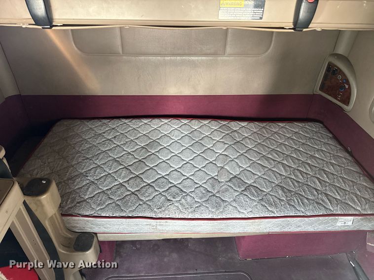 image for item DW1988 2007 International 9400I semi truck