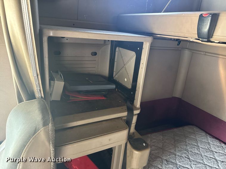 image for item DW1988 2007 International 9400I semi truck