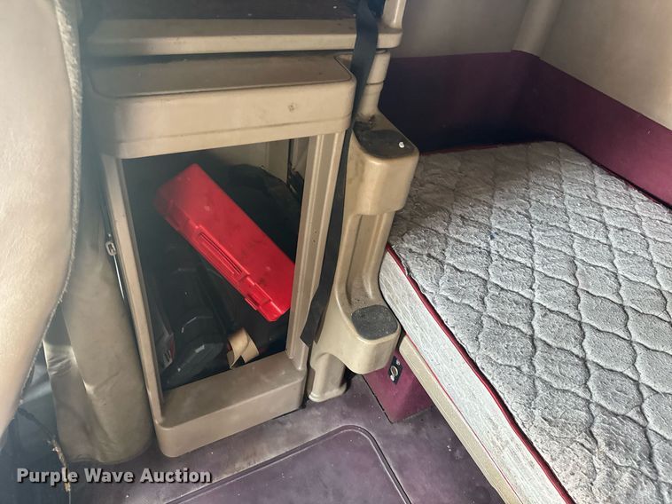 image for item DW1988 2007 International 9400I semi truck