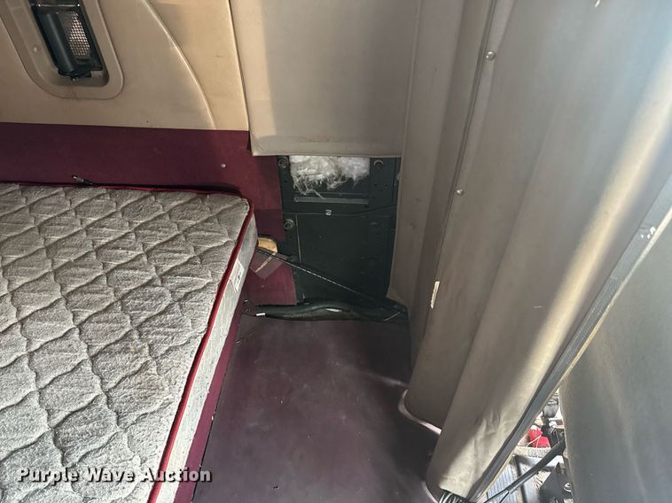 image for item DW1988 2007 International 9400I semi truck