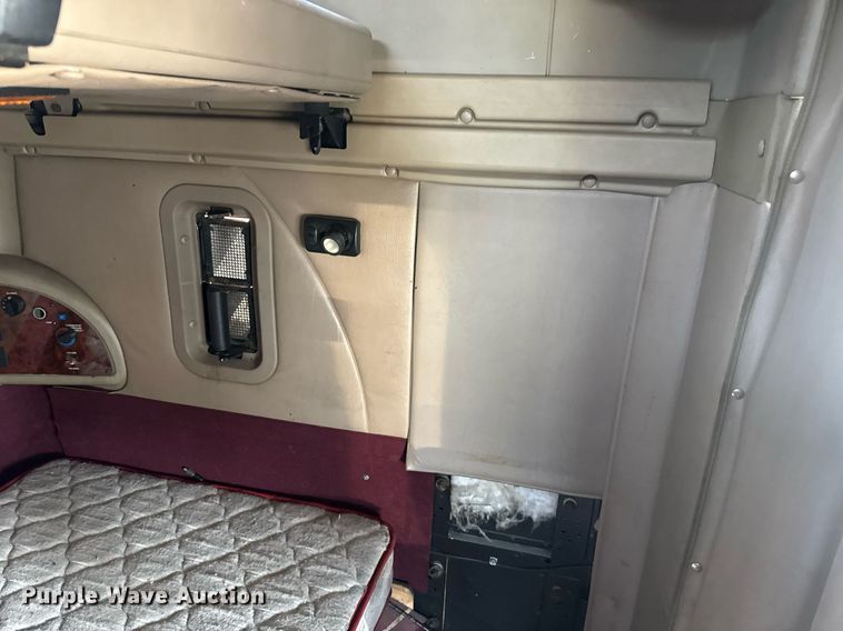 image for item DW1988 2007 International 9400I semi truck