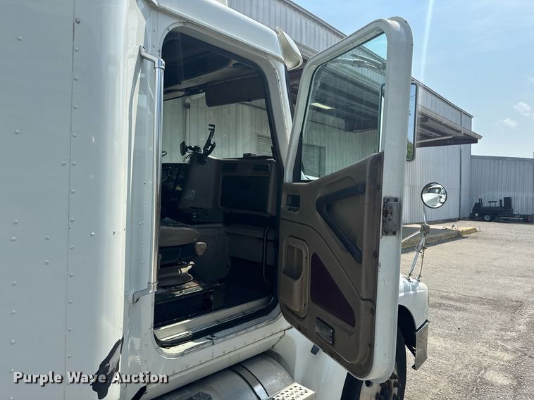 image for item DW1988 2007 International 9400I semi truck