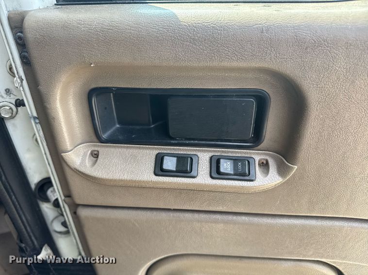 image for item DW1988 2007 International 9400I semi truck