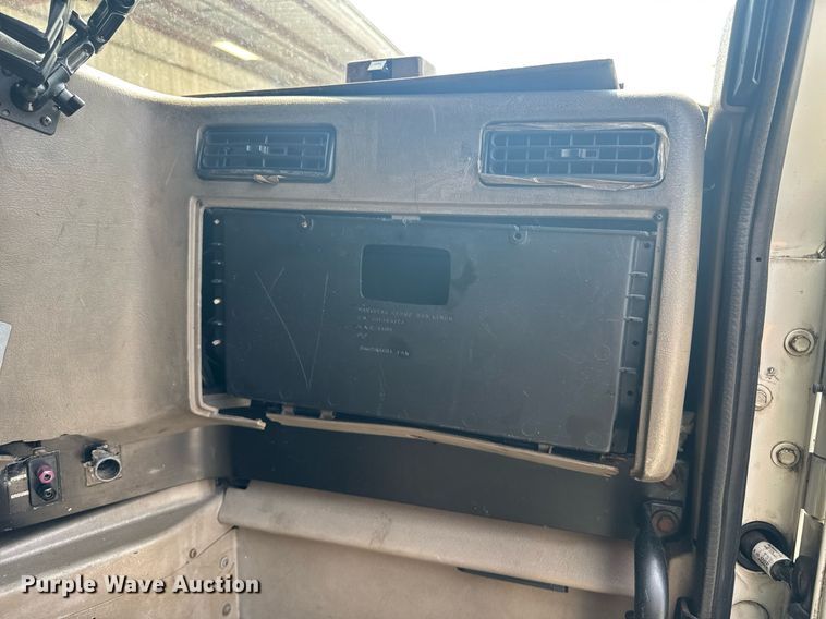 image for item DW1988 2007 International 9400I semi truck