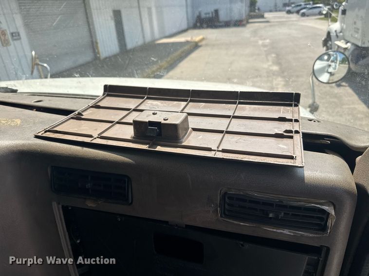 image for item DW1988 2007 International 9400I semi truck