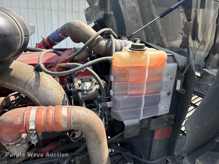 image for item DW1988 2007 International 9400I semi truck