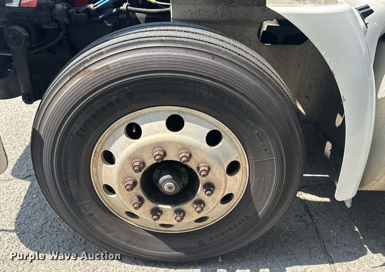 image for item DW1988 2007 International 9400I semi truck