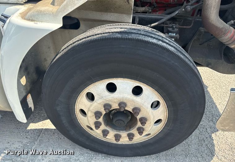 image for item DW1988 2007 International 9400I semi truck