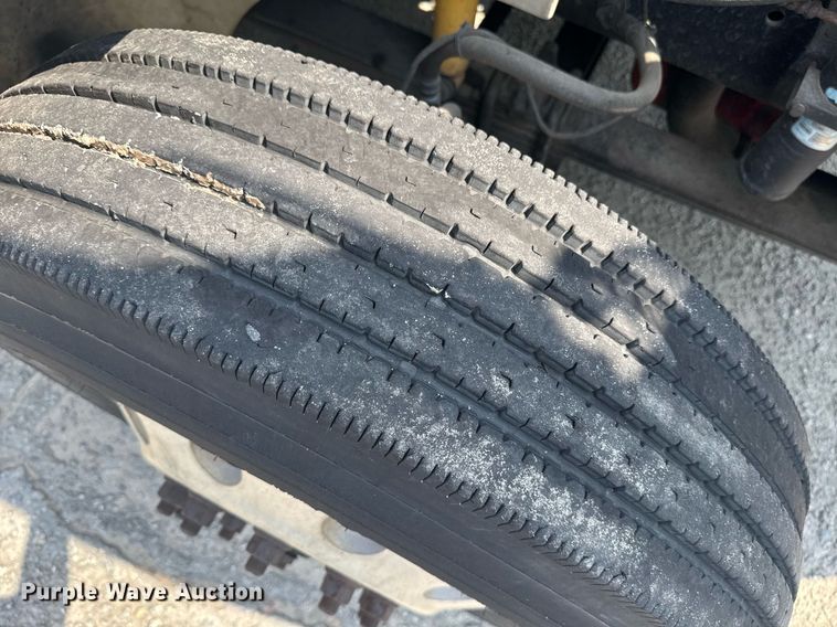 image for item DW1988 2007 International 9400I semi truck