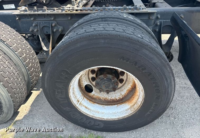 image for item DW1988 2007 International 9400I semi truck