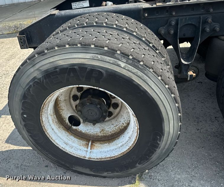 image for item DW1988 2007 International 9400I semi truck