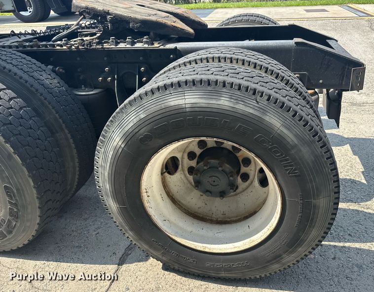 image for item DW1988 2007 International 9400I semi truck