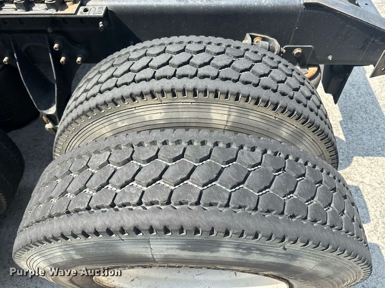 image for item DW1988 2007 International 9400I semi truck