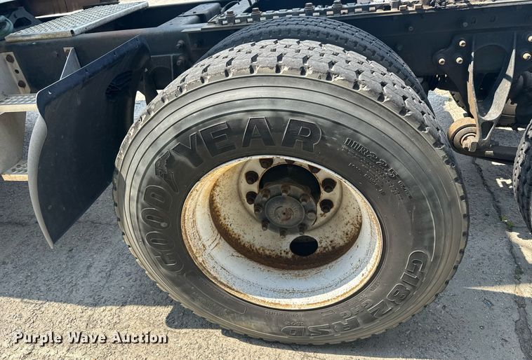 image for item DW1988 2007 International 9400I semi truck