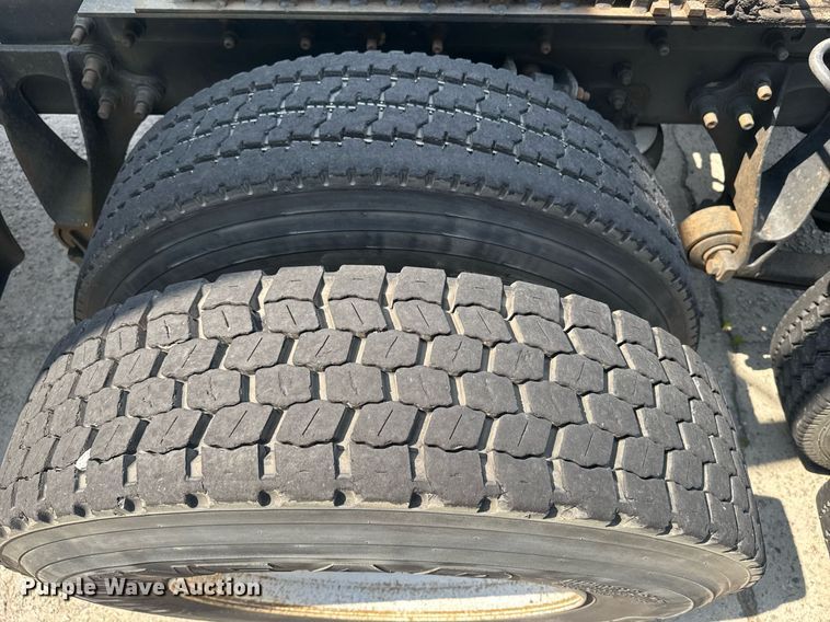 image for item DW1988 2007 International 9400I semi truck