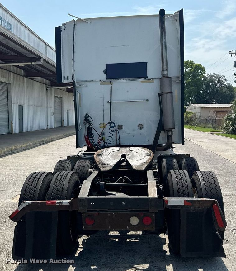 image for item DW1989 2007 International 9400I semi truck