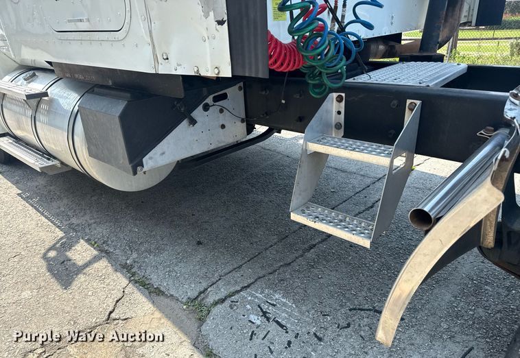 image for item DW1989 2007 International 9400I semi truck