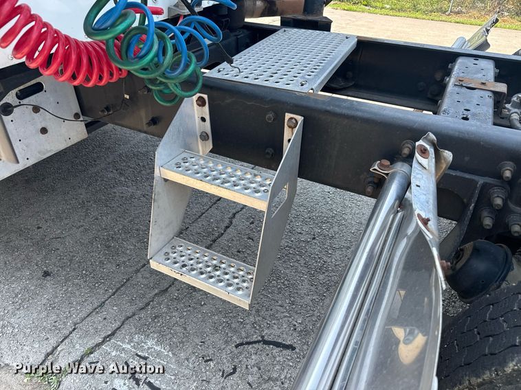 image for item DW1989 2007 International 9400I semi truck