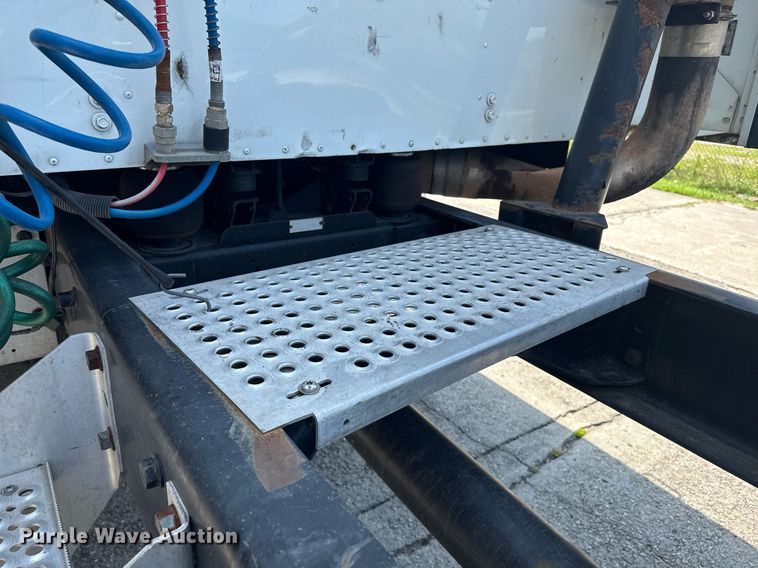 image for item DW1989 2007 International 9400I semi truck