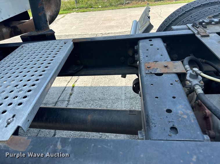 image for item DW1989 2007 International 9400I semi truck