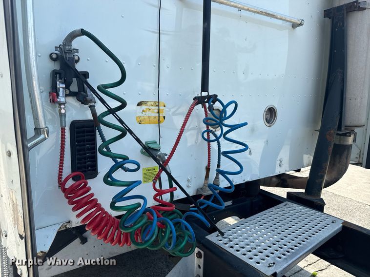 image for item DW1989 2007 International 9400I semi truck