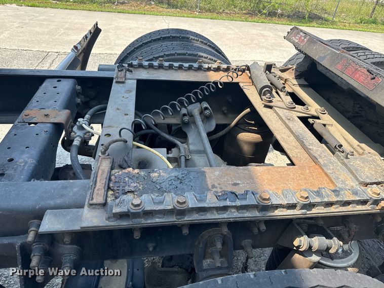 image for item DW1989 2007 International 9400I semi truck