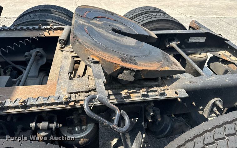 image for item DW1989 2007 International 9400I semi truck