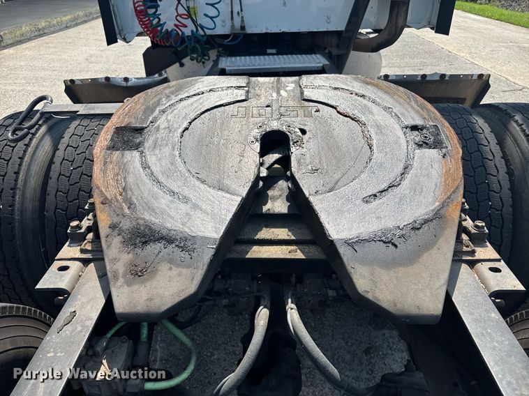 image for item DW1989 2007 International 9400I semi truck