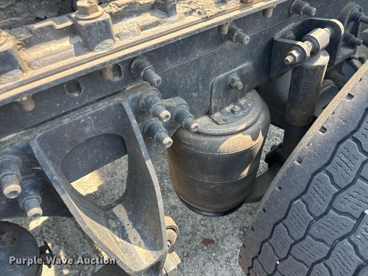 image for item DW1989 2007 International 9400I semi truck