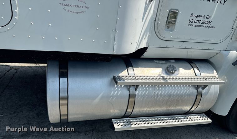 image for item DW1989 2007 International 9400I semi truck