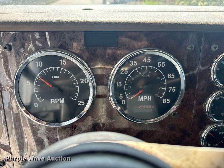 image for item DW1989 2007 International 9400I semi truck