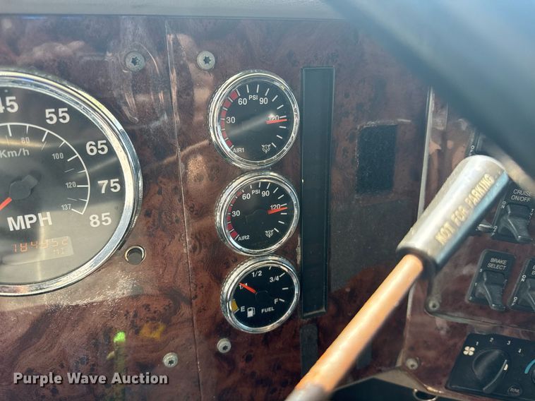 image for item DW1989 2007 International 9400I semi truck