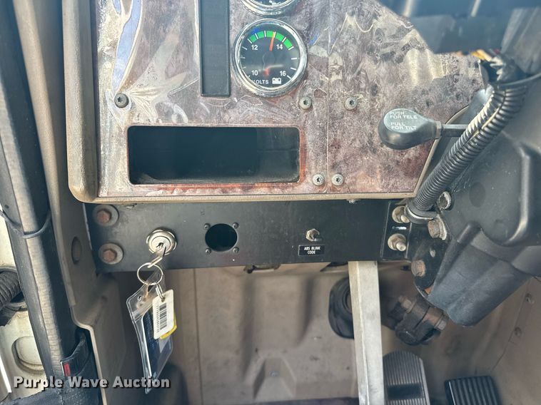 image for item DW1989 2007 International 9400I semi truck