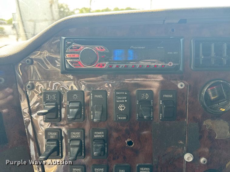 image for item DW1989 2007 International 9400I semi truck