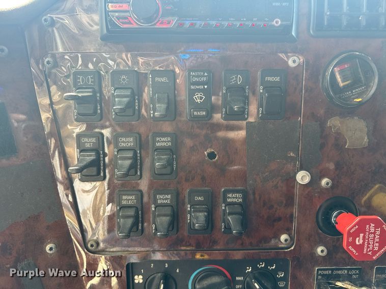 image for item DW1989 2007 International 9400I semi truck