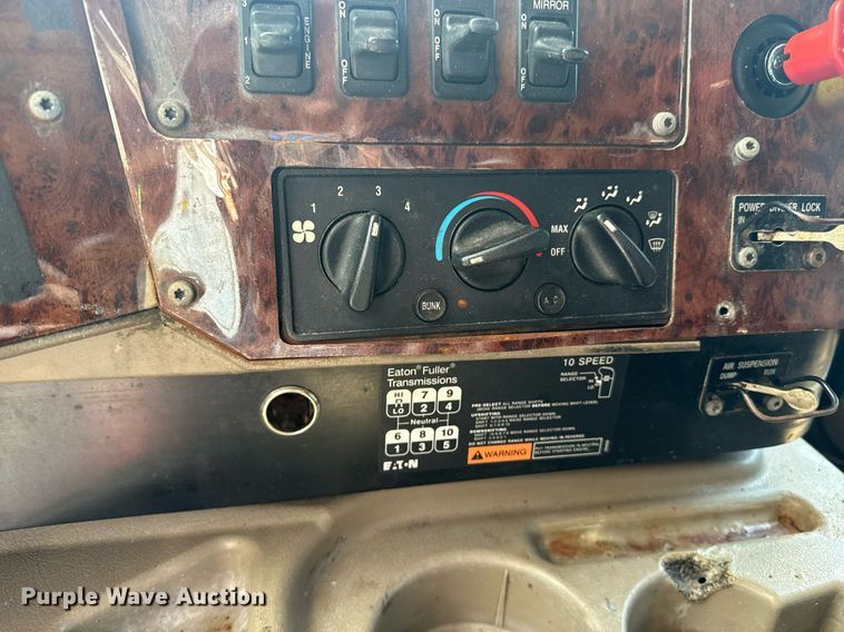 image for item DW1989 2007 International 9400I semi truck