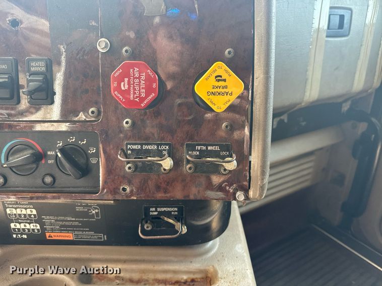 image for item DW1989 2007 International 9400I semi truck