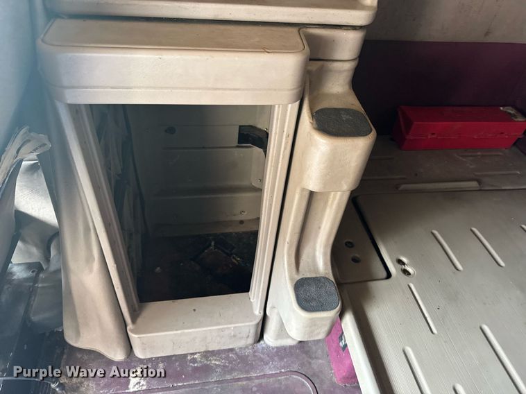 image for item DW1989 2007 International 9400I semi truck